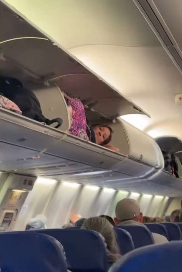 飛機乘客突爬上行李櫃訓教  躺平如入無人之境！網民：加咗行李費未？ 