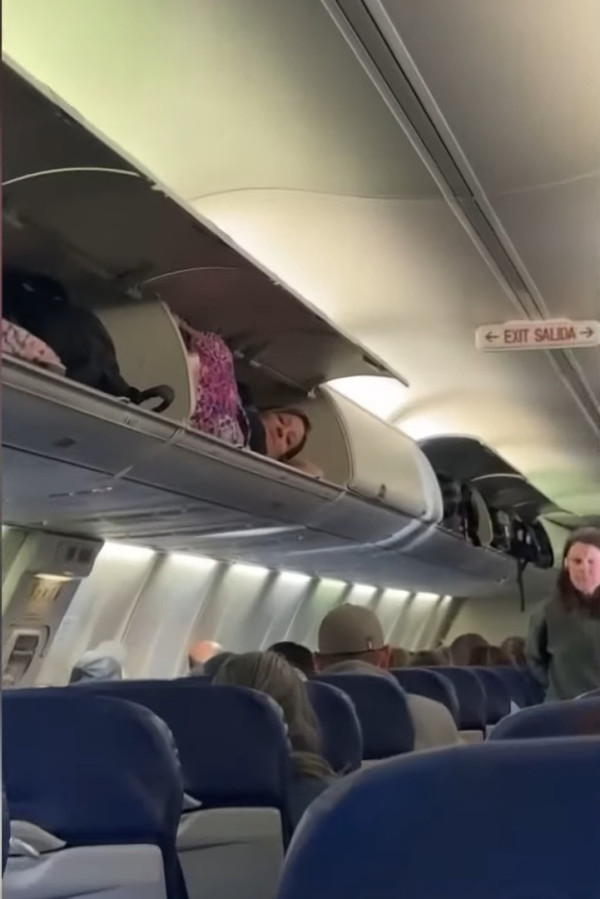 飛機乘客突爬上行李櫃訓教  躺平如入無人之境！網民：加咗行李費未？ 