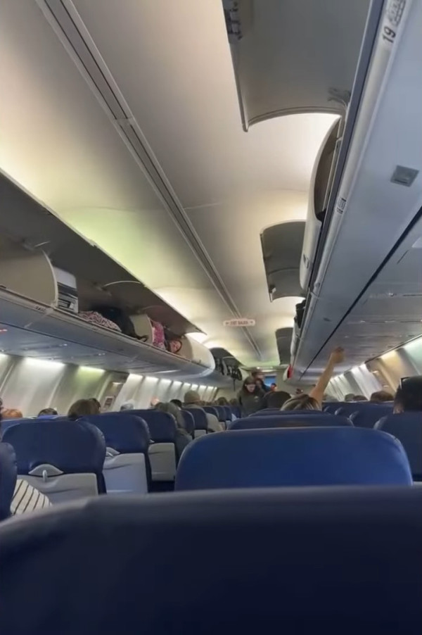 飛機乘客突爬上行李櫃訓教  躺平如入無人之境！網民：加咗行李費未？ 