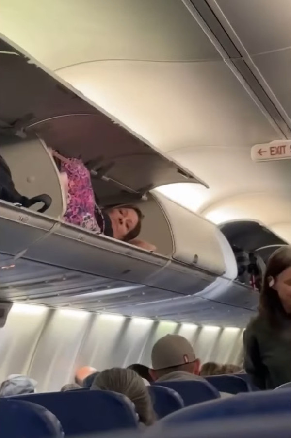 飛機乘客突爬上行李櫃訓教  躺平如入無人之境！網民：加咗行李費未？ 