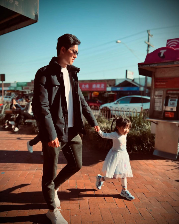 盛勁為曬湊仔相盡顯慈父樣  以13字疑向老婆暗示想做爸爸！麥明詩留言咁回應？ 