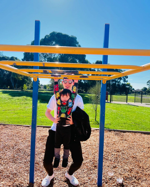 盛勁為曬湊仔相盡顯慈父樣  以13字疑向老婆暗示想做爸爸！麥明詩留言咁回應？ 