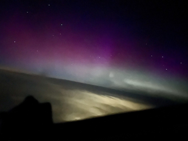 機師空中繞圈5分鐘讓乘客看極光奇景 卻遭投訴延誤機程欠專業 