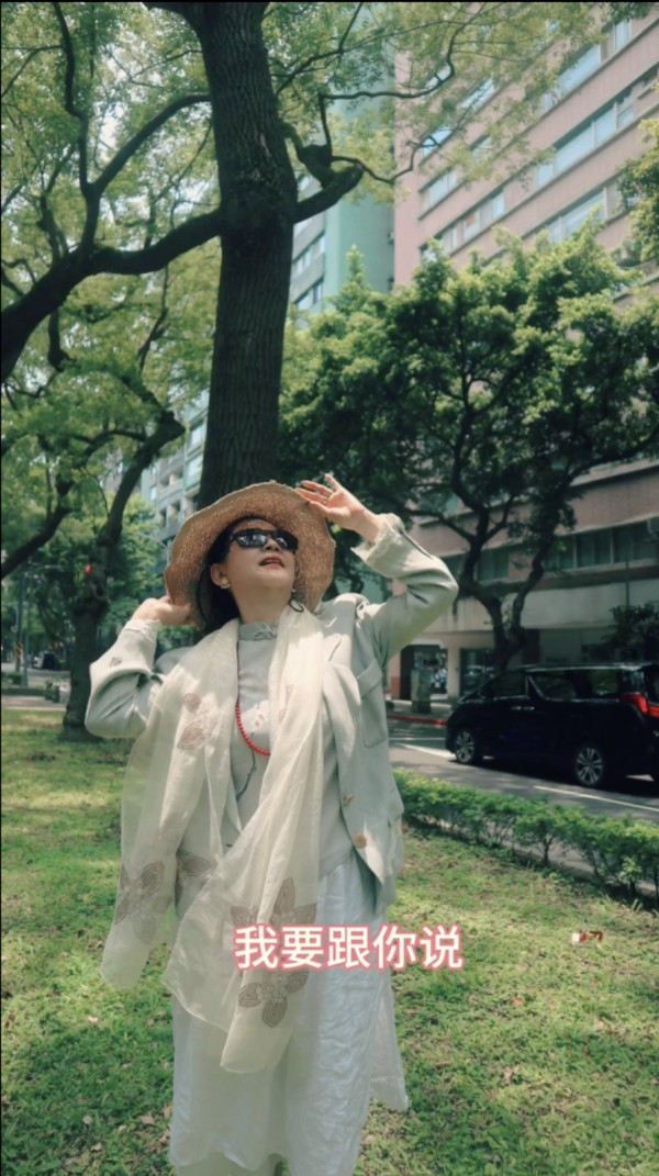 胡慧中與愛女遊台灣罕曬合照 何嘉珍曾重近200磅 被揭減肥成功?