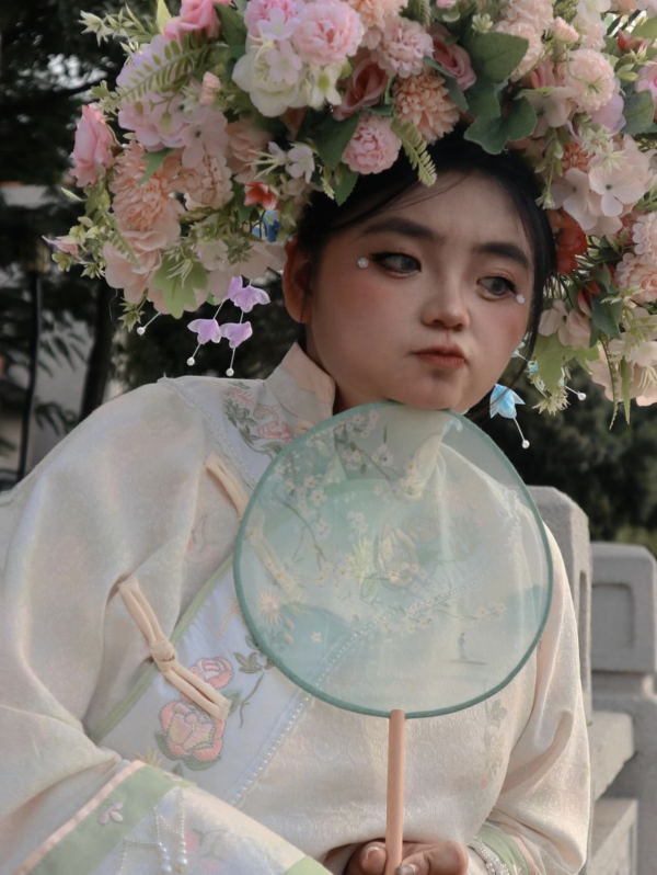 星二代遊深圳打卡罕曬事業線 去年獲媽媽資助完成出書夢 