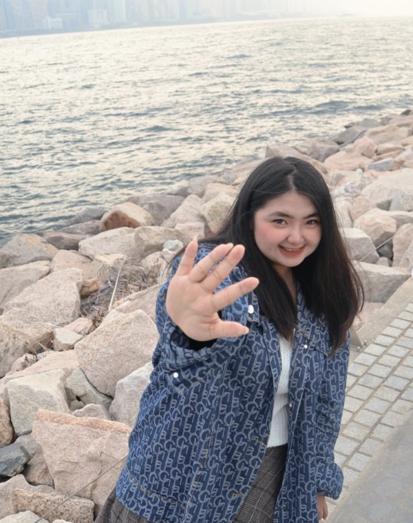 星二代遊深圳打卡罕曬事業線 去年獲媽媽資助完成出書夢 