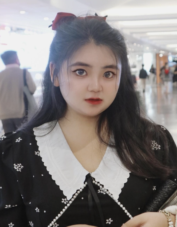 星二代遊深圳打卡罕曬事業線 去年獲媽媽資助完成出書夢 