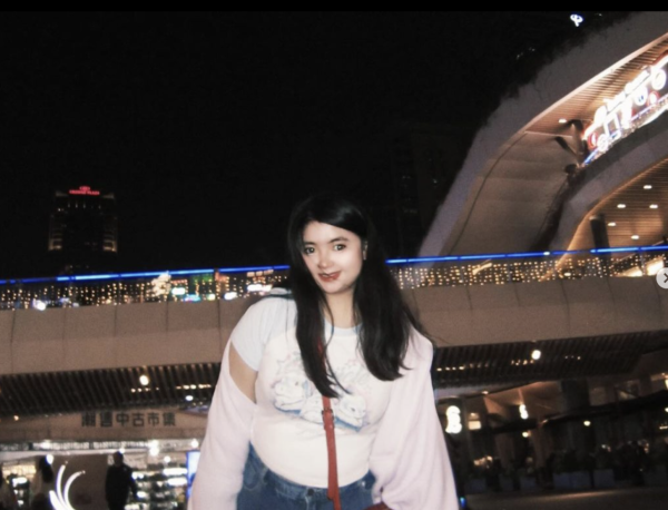 星二代遊深圳打卡罕曬事業線 去年獲媽媽資助完成出書夢 