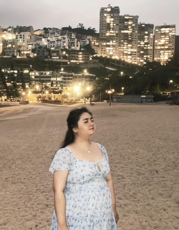 星二代遊深圳打卡罕曬事業線 去年獲媽媽資助完成出書夢 