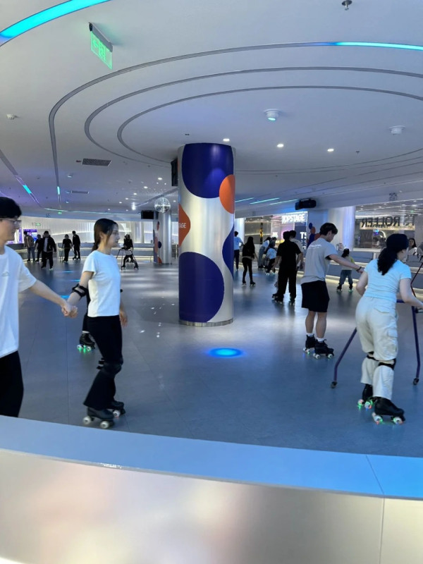 深圳TOPSTAGE運動潮玩區室內遊樂埸 佔地2000平方米/20多種娛樂設施!滾輪溜冰/保齡球/賽車