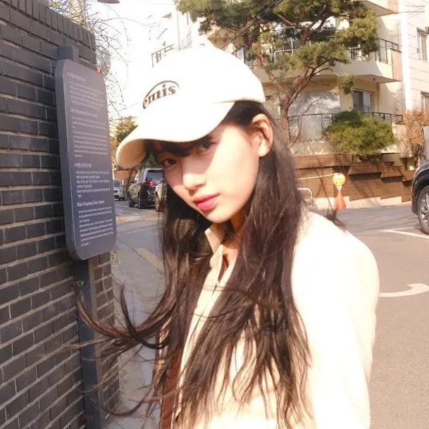 國民初戀秀智曾配戴過 emis 的棒球帽。（圖片來源：IG@skuukzky）