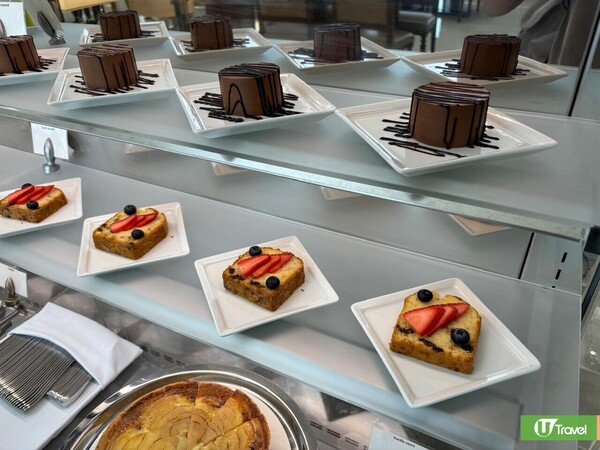 香港機場Emirates阿聯酋航空貴賓室翻新重開！自助餐美食／淋浴室設施 