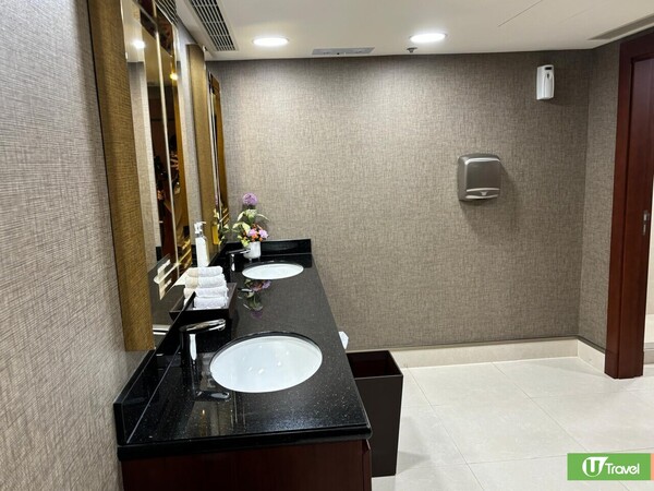 香港機場Emirates阿聯酋航空貴賓室翻新重開！自助餐美食／淋浴室設施 