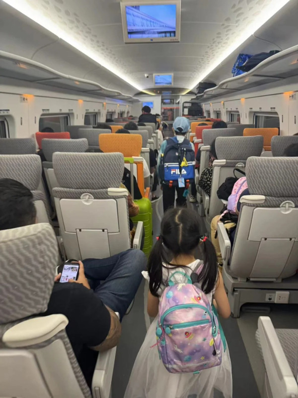 郭晶晶一拖三零保鑣坐高鐵返深圳 1個舉動獲大讚樸實豪門:睇到最後嚇一跳!