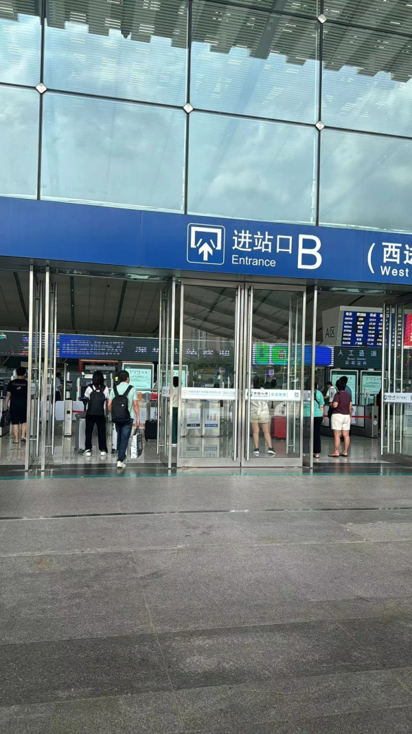 郭晶晶一拖三零保鑣坐高鐵返深圳 1個舉動獲大讚樸實豪門:睇到最後嚇一跳!