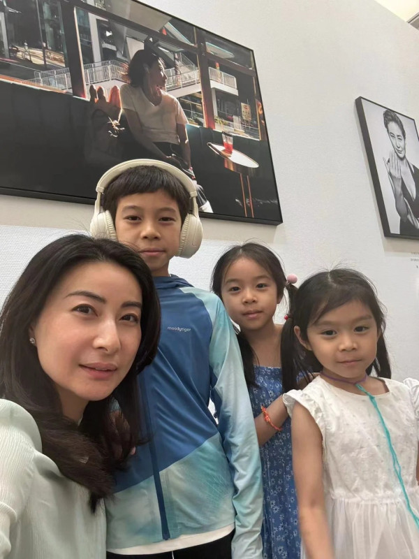 郭晶晶一拖三零保鑣坐高鐵返深圳 1個舉動獲大讚樸實豪門:睇到最後嚇一跳!