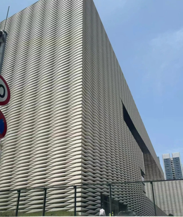 郭晶晶一拖三零保鑣坐高鐵返深圳 1個舉動獲大讚樸實豪門:睇到最後嚇一跳!