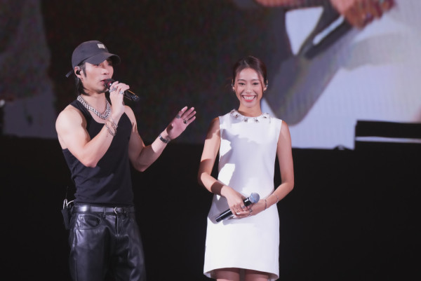 36歲人氣男神突然高調認愛圈中女歌手！無預警公開戀情晒親暱抱抱合照放閃