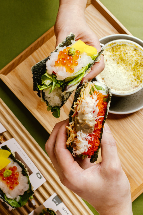 人氣西日Cafe「QUE」推出開心果新品   豆乳拿鐵／沙冰／聖代／拿破崙／壽司塔可