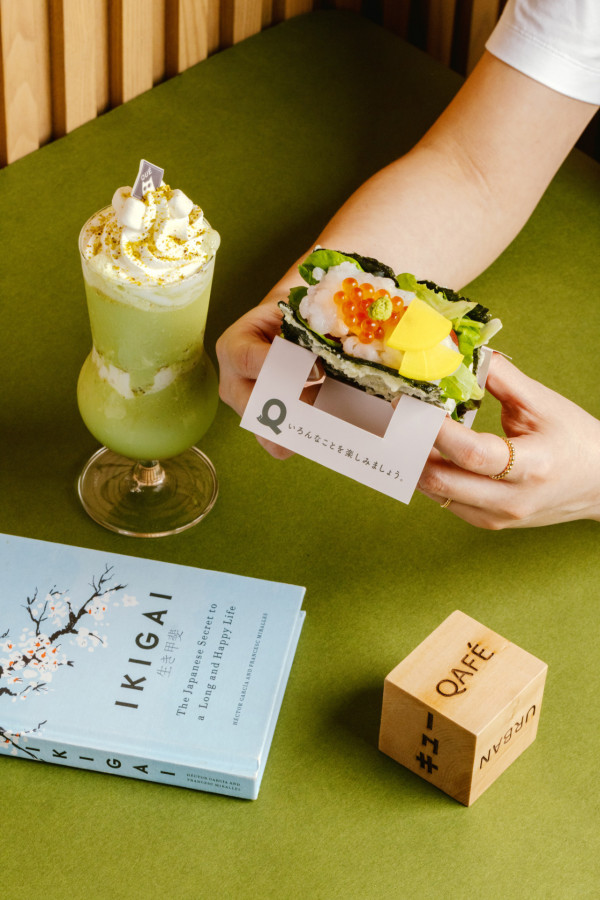 人氣西日Cafe「QUE」推出開心果新品   豆乳拿鐵／沙冰／聖代／拿破崙／壽司塔可