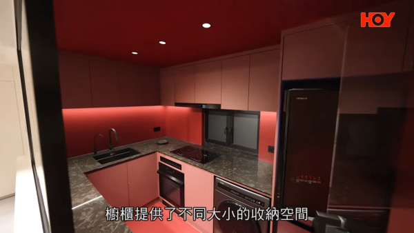 廚房無論天花、廚櫃或地下皆是紅色。（節目截圖）