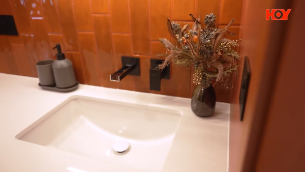 除了洗手盆和枱面之外，裡面採用全橙色色調。（節目截圖）