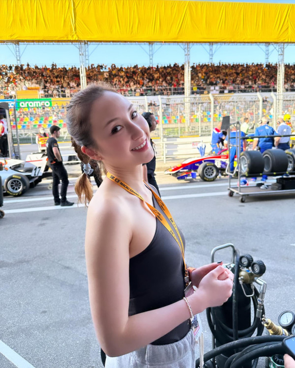 何超雲晒新歡合照疑換畫放閃 高調頭貼頭曝光新戀情？未婚夫3年情疑正式告吹