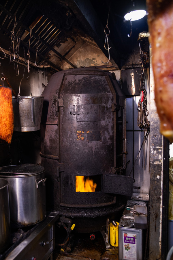 唔脆包換！兩重燒烤燒腩仔  佐敦 40 年燒味店新合成 限量手工脆皮乳豬 / 古法叉燒