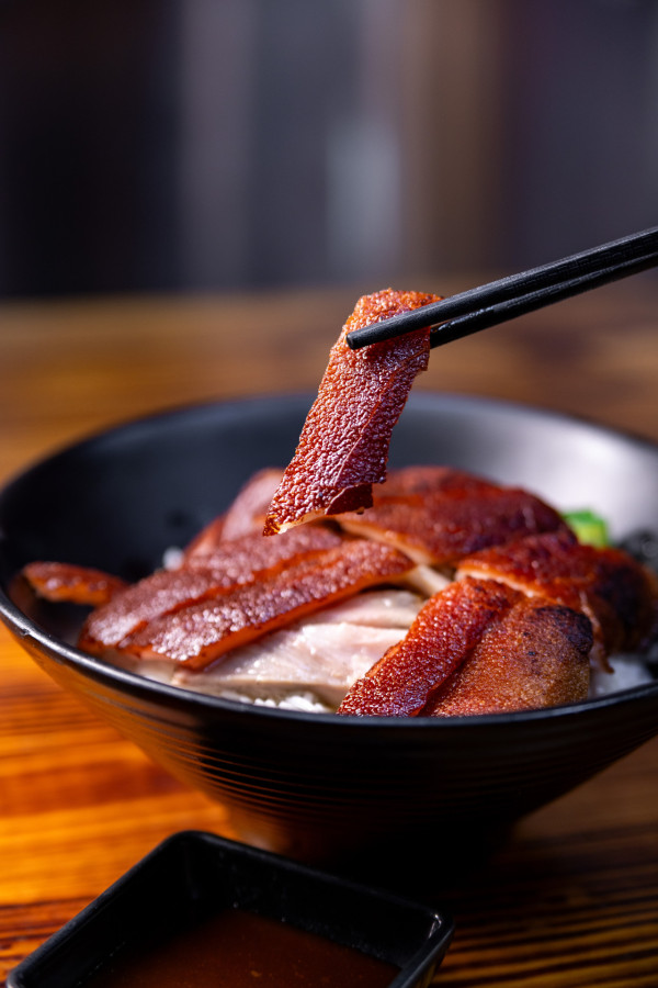 唔脆包換！兩重燒烤燒腩仔  佐敦 40 年燒味店新合成 限量手工脆皮乳豬 / 古法叉燒