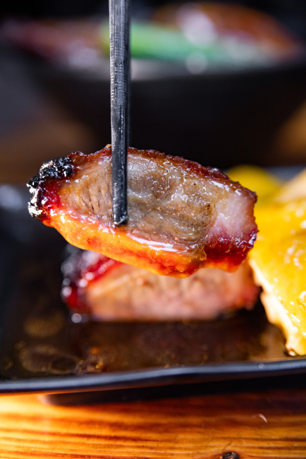 唔脆包換！兩重燒烤燒腩仔  佐敦 40 年燒味店新合成 限量手工脆皮乳豬 / 古法叉燒