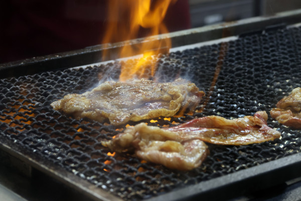 日本過江！全港最平炭燒牛肉飯店登陸 $35 炭燒牛小排丼 超有誠意即叫即切再炭燒