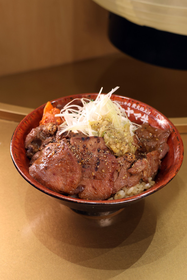 日本過江！全港最平炭燒牛肉飯店登陸 $35 炭燒牛小排丼 超有誠意即叫即切再炭燒