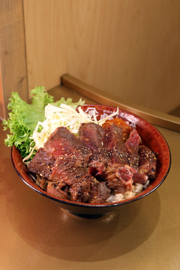 日本過江！全港最平炭燒牛肉飯店登陸 $35 炭燒牛小排丼 超有誠意即叫即切再炭燒