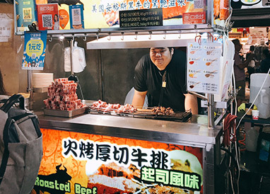 台北捷運淡水信義線 - 雙連站景點寧夏夜市（圖片來源：寧夏夜市官網）