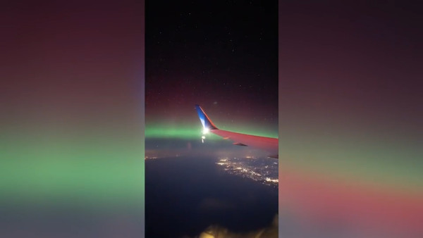 男友冰島求婚成功遺憾錯過極光 飛機回程「機師驚喜咁做」感動圓夢！ 