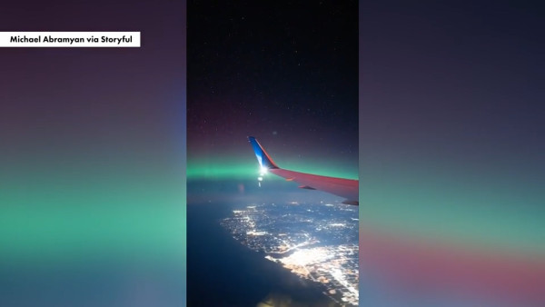 男友冰島求婚成功遺憾錯過極光 飛機回程「機師驚喜咁做」感動圓夢！ 