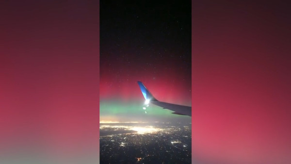 男友冰島求婚成功遺憾錯過極光 飛機回程「機師驚喜咁做」感動圓夢！ 