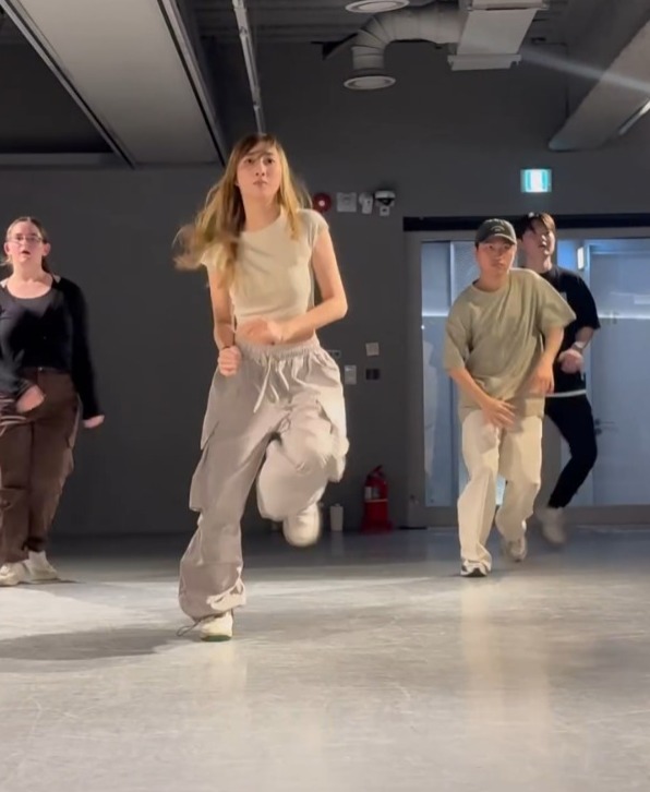 聲夢小花遊澳門水上樂園罕曬泳照 素顏現身曬長腿被讚青春無敵 