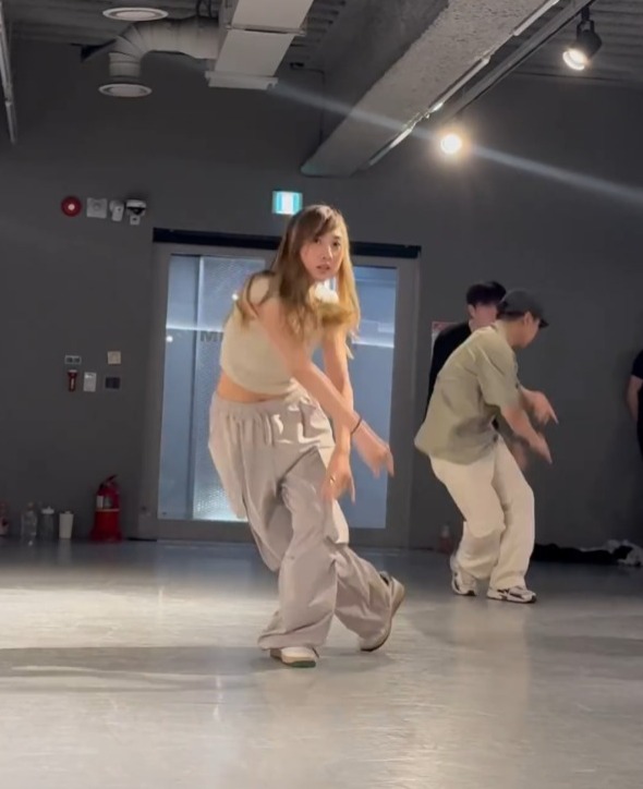 聲夢小花遊澳門水上樂園罕曬泳照 素顏現身曬長腿被讚青春無敵 