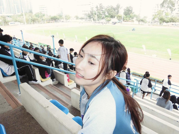 Lily Collins性感金裙現身首映禮！粉絲卻指顏值崩壞？ 