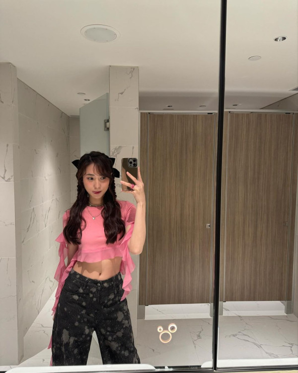 聲夢小花遊澳門水上樂園罕曬泳照 素顏現身曬長腿被讚青春無敵 