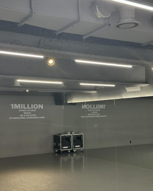 聲夢小花遊澳門水上樂園罕曬泳照 素顏現身曬長腿被讚青春無敵 