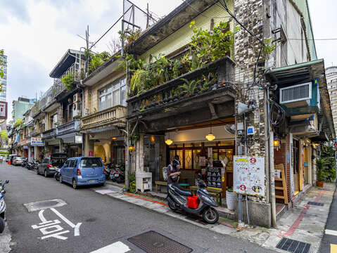 台北捷運淡水信義線 - 雙連站景點中赤峰街（圖片來源：臺北旅遊網）