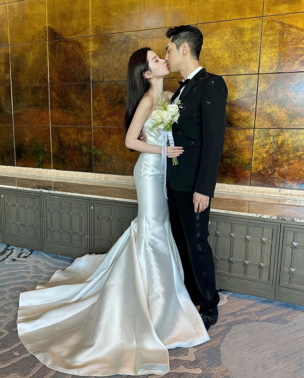 關楚耀與老婆周日泰國補辦婚禮 Joann自爆為大日子試足30條婚紗 