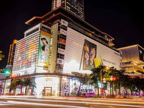 台北捷運板南線 - 市政府站景點信義商圈（圖片來源：信義商圈 | 臺北旅遊網）