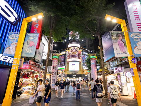 台北捷運板南線 - 西門站西門町商圈（圖片來源：西門町 | 臺北旅遊網）