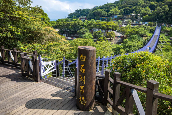台北捷運文湖線 - 內湖站景點白石湖吊橋（圖片來源：白石湖吊橋 | 臺北旅遊網）
