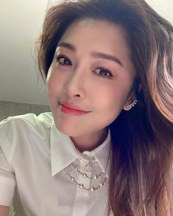 周汶錡51歲生日凍齡美貌驚人！法籍老公身型變圓潤！妹妹周勵淇夫婦合體現身