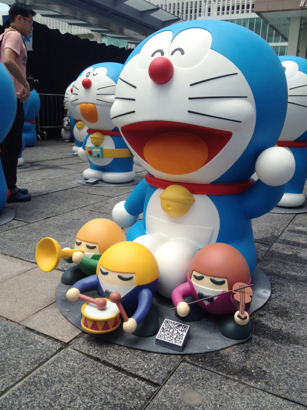 網民驚見巨型多啦A夢坐豆沙包停留青衣船廠!準備今秋維港遊料大量遊客訪港