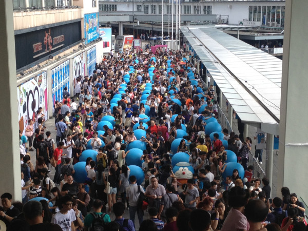 網民驚見巨型多啦A夢坐豆沙包停留青衣船廠!準備今秋維港遊料大量遊客訪港